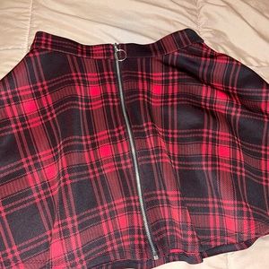 Red and black plaid ruffled skirt with O ring zipper NWOT